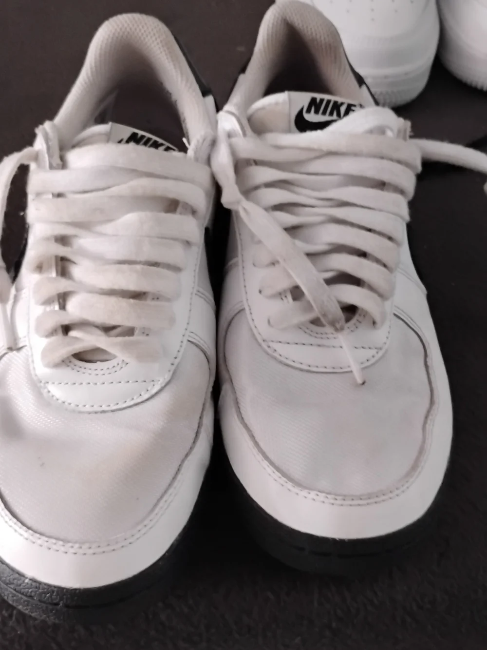 Nike Men’s White and Black Low-Top Sneakers